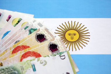Arjantin pezosu büyük miktarda Arjantin bayrağına yakın duruyor. Finans ve bankacılık kavramı