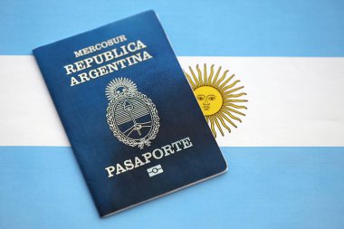 Arjantin pasaportu Arjantin bayrağına yakın duruyor. Seyahat ve vatandaşlık kavramı