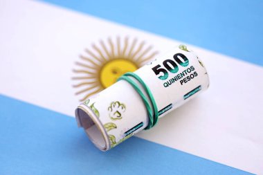 Arjantin pezosu büyük miktarda Arjantin bayrağına yakın duruyor. Finans ve bankacılık kavramı