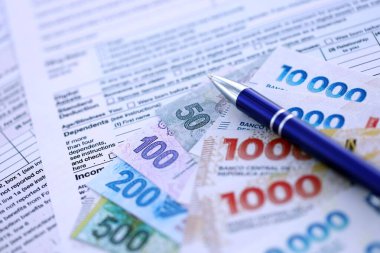 Arjantin pezosu büyük miktarlarda para masasında duruyor. Kalem ve vergi formları da yakında. Finans ve bankacılık kavramı