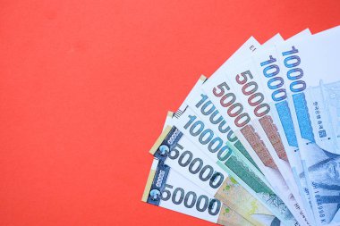 Güney Kore büyük miktarlarda para kazandı. Kırmızı renkli masada yatıyor. Yakın plan. Finans ve bankacılık kavramı