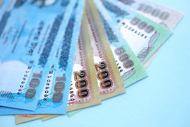 Bangladeşli para banknotları büyük miktarlarda deniz mavisi renkli masaların üzerinde. Finans ve bankacılık kavramı