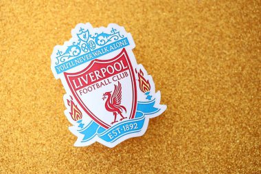 KYIV, UKRAINE - 23 Şubat 2025 Liverpool UK FC futbol kulübü rozeti altın sarısı parıltılı arka plan pankartıyla uzanır