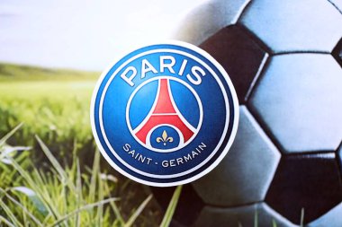 KYIV, UKRAINE - 23 Şubat 2025 Paris Saint Germain FC futbol kulübü rozeti futbol arka planında yer alıyor