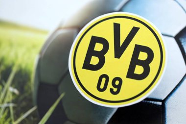KYIV, UKRAINE - 23 Şubat 2025 Borussia Dortmund futbol kulübü rozeti futbol arkaplan pankartı üzerinde yatıyor