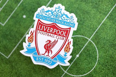 KYIV, UKRAINE - 23 Şubat 2025 Liverpool UK FC futbol kulübü rozeti futbol sahasının arka planında yer almaktadır