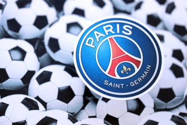 KYIV, UKRAINE - 23 Şubat 2025 Paris Saint Germain FC futbol kulübü rozeti futbol topu arka plan pankartıyla uzanır