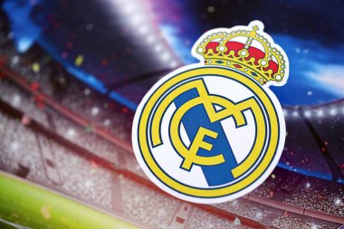 KYIV, UKRAINE - 23 Şubat 2025 Real Madrid CF futbol kulübü rozeti futbol stadyumunun arka planında yer alıyor