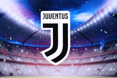 KYIV, UKRAINE - 23 Şubat 2025 Juventus FC futbol kulübü rozeti futbol stadyumunun arka planında yer alıyor