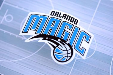 KYIV, UKRAINE - 23 Şubat 2025 Orlando Magic basketbol takımı rozeti basketbol stadyumunun arka plan pankartında yatıyor
