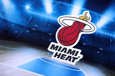 KYIV, UKRAINE - 23 Şubat 2025 Miami Heat basketbol takımı rozeti basketbol stadyumunun arka planında asılı