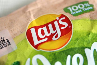 KYIV, UKRAINE - 19 Nisan 2025 Fırında fırında yoğurt ve yeşil patates cipsi ve Lays resmi logosu.