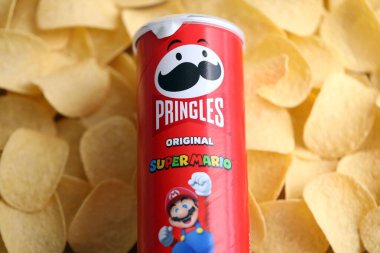 KYIV, UKRAINE - 19 Nisan 2025 Sınırlı Versiyon Pringles Süper Mario 'nun etrafındaki temalı tüpü kapatın, oyuncu grafikler ve markalaşma içeriyor