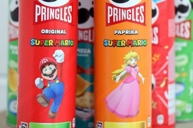 KYIV, UKRAINE - 19 Nisan 2025 Sınırlı Versiyon Pringles Süper Mario 'nun etrafındaki temalı tüpleri kapatın, oyuncu grafikler ve markalaşma içeriyor