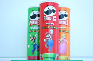 KYIV, UKRAINE - 19 Nisan 2025 Sınırlı Versiyon Pringles Süper Mario 'nun etrafındaki temalı tüpleri kapatın, oyuncu grafikler ve markalaşma içeriyor