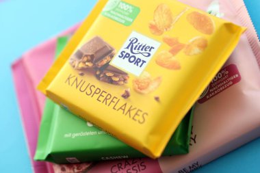KYIV, UKRAINE - 19 Nisan 2025 Birkaç Ritter çikolatası yakın plan kağıdında. Knusperflakes tadı Kaju NussKlass ve Fruity Duo ile