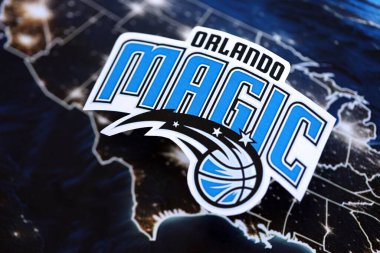 KYIV, UKRAINE - 23 Şubat 2025 Orlando Magic basketbol takımı rozeti Amerika Birleşik Devletleri harita arka plan pankartıdır