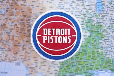 KYIV, UKRAINE - 23 Şubat 2025 Detroit Pistons basketbol takımı rozeti ABD haritasının arka planında yer alıyor