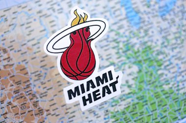 KYIV, UKRAINE - 23 Şubat 2025 Miami Heat basketbol takımı rozeti ABD harita arkaplan pankartıyla yer almaktadır