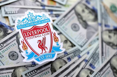 KYIV, UKRAINE - 23 Şubat 2025 Liverpool UK FC futbol kulübü rozeti büyük miktarlarda Amerikan dolarının üzerinde yer almaktadır.