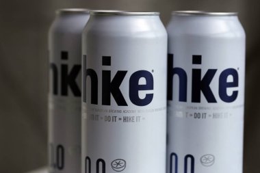 KYIV, UKRAINE - 19 Nisan 2025 Alüminyum kutularda sıfır alkolsüz bira. Bira markası logosunu kapatıyoruz.