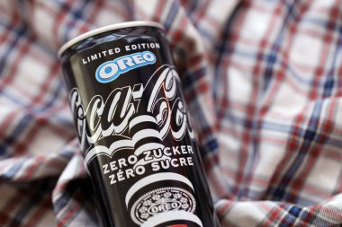 KYIV, UKRAINE - 19 Nisan 2025 Coca Cola OREO Sıfır Şekerli içecek 250 ml kutusunda. Kurabiye aromalı meşrubat işbirliği. Sınırlı üretim ürünü