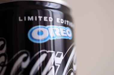 KYIV, UKRAINE - 19 Nisan 2025 Coca Cola OREO Sıfır Şekerli içecek 250 ml kutusunda. Kurabiye aromalı meşrubat işbirliği. Sınırlı üretim ürünü