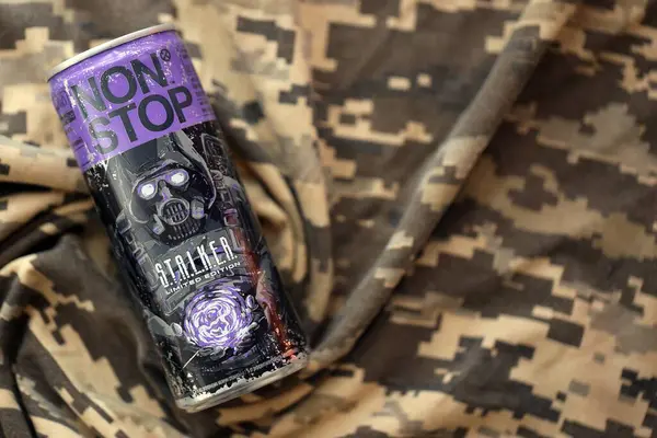 KYIV, UKRAINE - 19 Nisan 2025 Sapık 'ın sınırlı sayıda üretilmiş enerji içeceği ve mor üzerine gaz maskesi takılmış karakter kapatılabilir