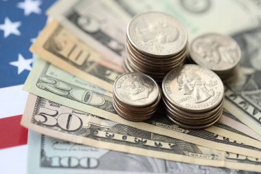 Amerikan doları banknotları ve Amerikan bayrağı kapanıyor. Para yatırımı konsepti ve vergi ödeme