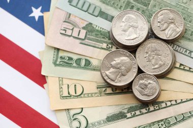 Amerikan doları banknotları ve Amerikan bayrağı kapanıyor. Para yatırımı konsepti ve vergi ödeme