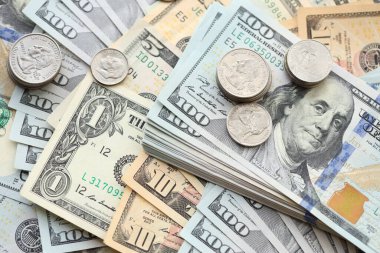 Amerikan dolarları para ve sikkeler büyük miktarda kapanıyor. Mali konsept