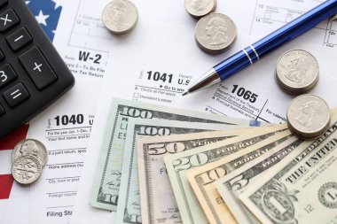 Amerikan Doları. Para banknotları ve vergi formundaki kalem ve hesap makineli paralar boş. Muhasebe ve vergi ödeme dönemi kavramı