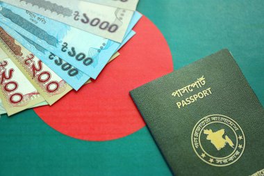Bangladeş 'te büyük miktarda para ve pasaport Bangladeş bayraklarında asılı. Finans ve bankacılık kavramı
