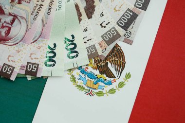 Meksika pezosu faturaları Meksika bayrağına yakın duruyor. Finans ve bankacılık kavramı