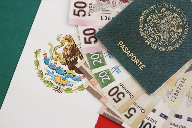 Meksika pezosu büyük miktarda para ve pasaport Meksika bayrağına yakın duruyor. Finans ve bankacılık kavramı