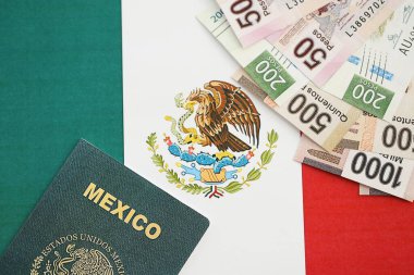 Meksika pezosu büyük miktarda para ve pasaport Meksika bayrağına yakın duruyor. Finans ve bankacılık kavramı
