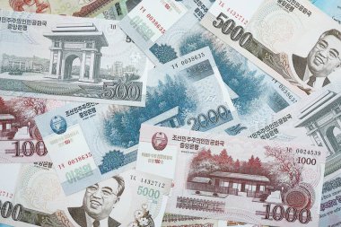 Kuzey Kore büyük miktarlarda para kazandı. Beyaz renkli masada yatıyor. Yakın plan. Finans ve bankacılık kavramı