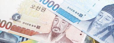 Güney Kore büyük miktarlarda para kazandı. Beyaz renkli masada yatıyor. Yakın plan. Finans ve bankacılık kavramı