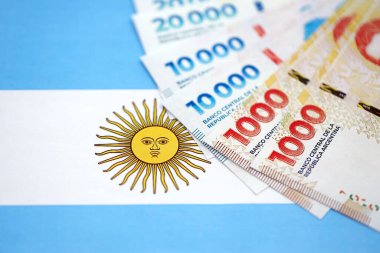 Arjantin pezosu büyük miktarda Arjantin bayrağına yakın duruyor. Finans ve bankacılık kavramı