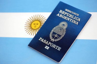 Arjantin pasaportu Arjantin bayrağına yakın duruyor. Seyahat ve vatandaşlık kavramı