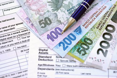 Arjantin pezosu büyük miktarlarda para masasında duruyor. Kalem ve vergi formları da yakında. Finans ve bankacılık kavramı