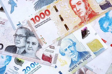 Arjantin pezosu büyük miktarlarda para beyaz masada yakın planda yatıyor. Finans ve bankacılık kavramı
