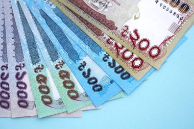 Bangladeşli para banknotları büyük miktarlarda deniz mavisi renkli masaların üzerinde. Finans ve bankacılık kavramı