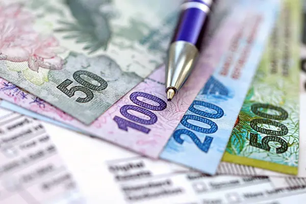 Arjantin pezosu büyük miktarlarda para masasında duruyor. Kalem ve vergi formları da yakında. Finans ve bankacılık kavramı