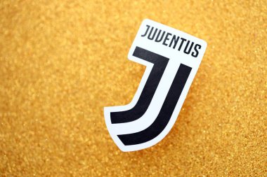KYIV, UKRAINE - 23 Şubat 2025 Juventus FC futbol kulübü rozeti altın sarısı parıltılı arka plan pankartıyla uzanır