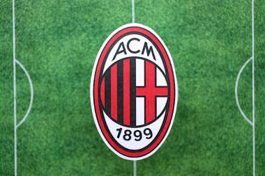 KYIV, UKRAINE - 23 Şubat 2025 AC Milan futbol kulübü rozeti futbol sahasının arka planında yer alıyor