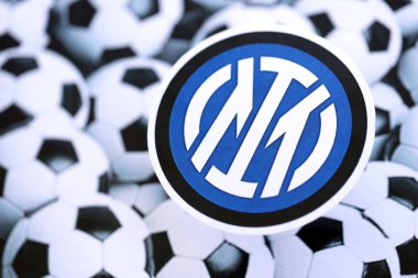 KYIV, UKRAINE - 23 Şubat 2025 Inter Milan FC futbol kulübü rozeti futbol topu arka plan pankartıyla yatmaktadır