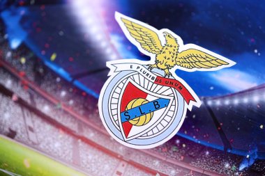 KYIV, UKRAINE - 23 Şubat 2025 Sport Lisboa ve Benfica futbol kulübü rozeti futbol stadyumunun arka planında yer almaktadır