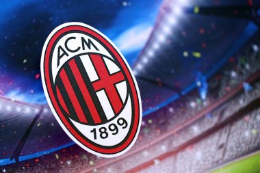 KYIV, UKRAINE - 23 Şubat 2025 AC Milan futbol kulübü rozeti futbol stadyumunun arka planında yer alıyor