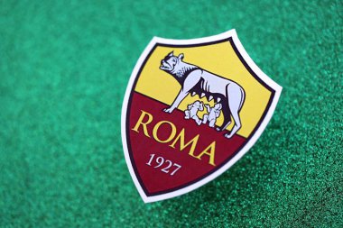 KYIV, UKRAINE - 23 Şubat 2025 Roma futbol kulübü rozeti zümrüt yeşili simli arka plan afişinde yer alıyor
